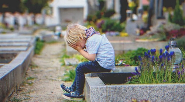 Un garçon pleure sur la tombe de sa mère en disant 'Emmène moi avec toi' jusqu'à ce qu'il sente la main d'une femme sur son épaule   Histoire du jour